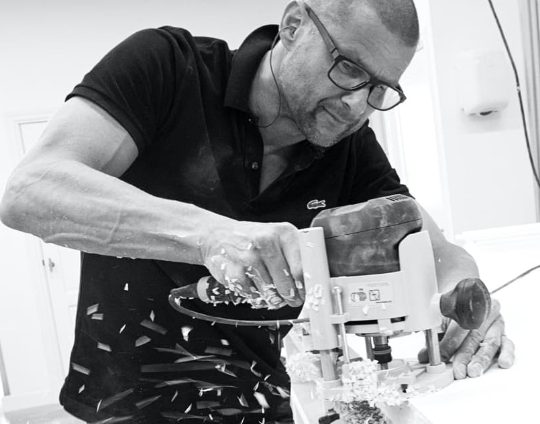 Maatwerk wastafel wordt gemaakt in de werkplaats van TIZ Design