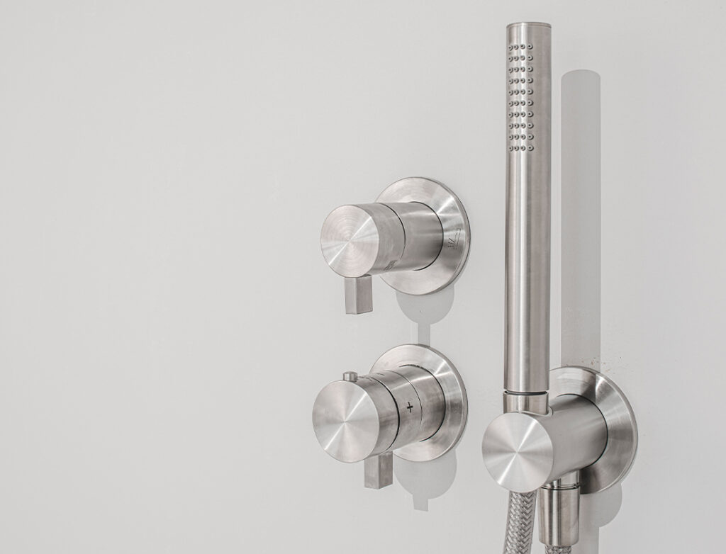 rvs kranen regendoucheset close up TIZ Design | Kwaliteits Badkamermeubels