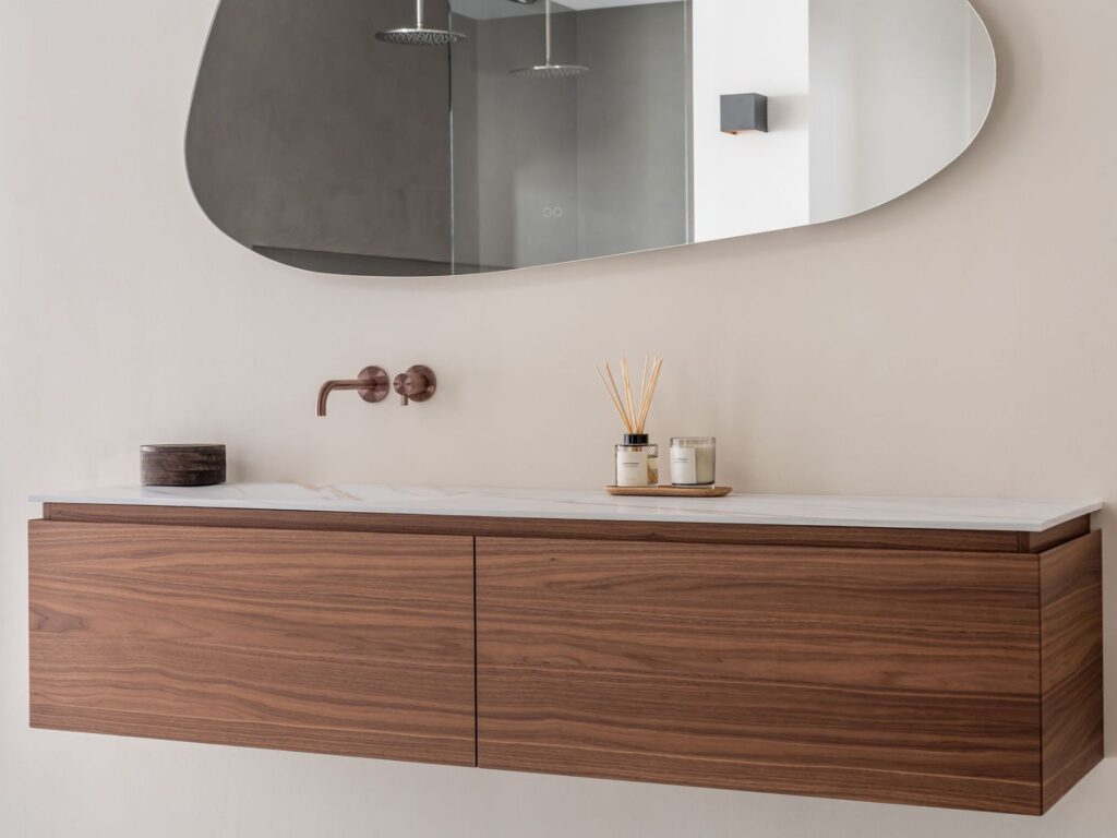 Ijzendijke badkamermeubel van TIZ Design met solid surface wasbak