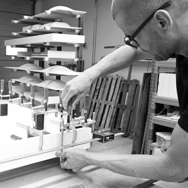 Wastafel blad op maat aan het maken