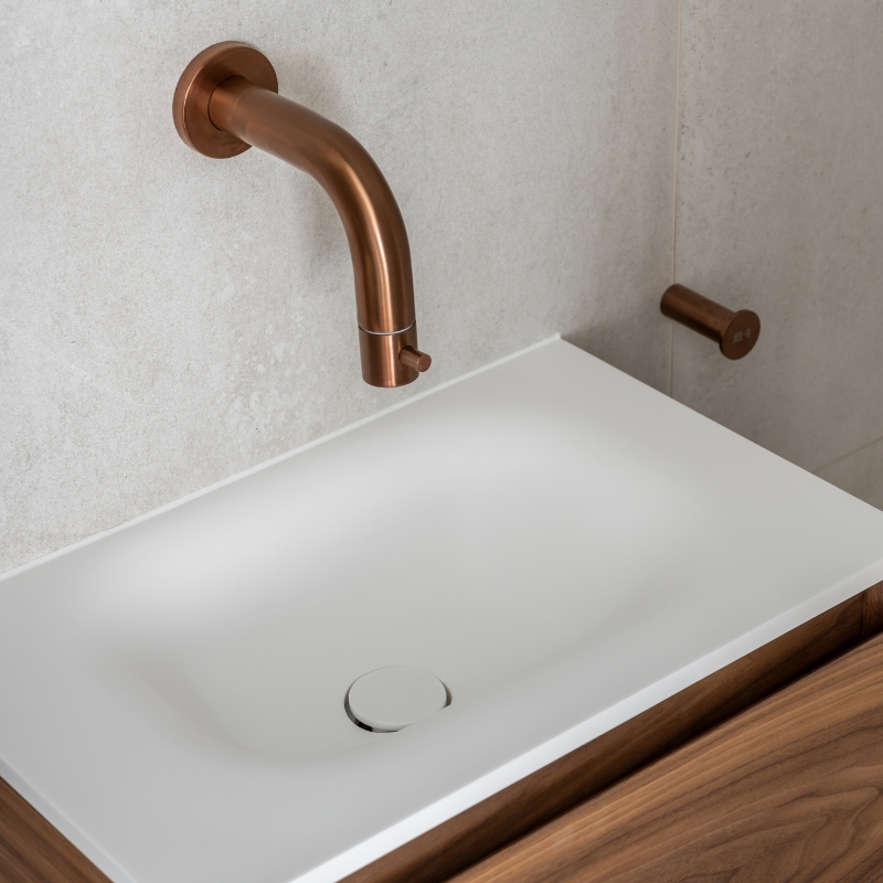 Wastafel kraan bij solid surface wastafel