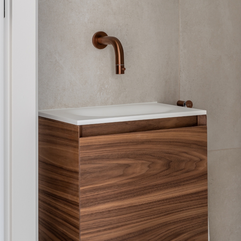 Solid surface fontein van notenhout