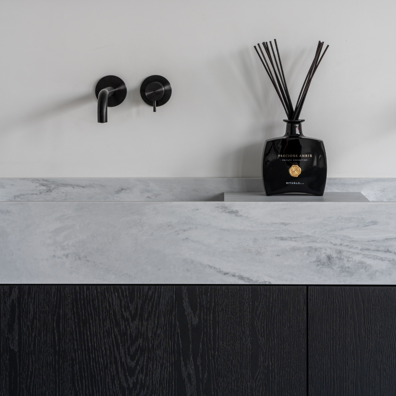 Microcement is een moderne, naadloze afwerking voor wanden en vloeren — perfect voor een strakke en minimalistische badkamer.