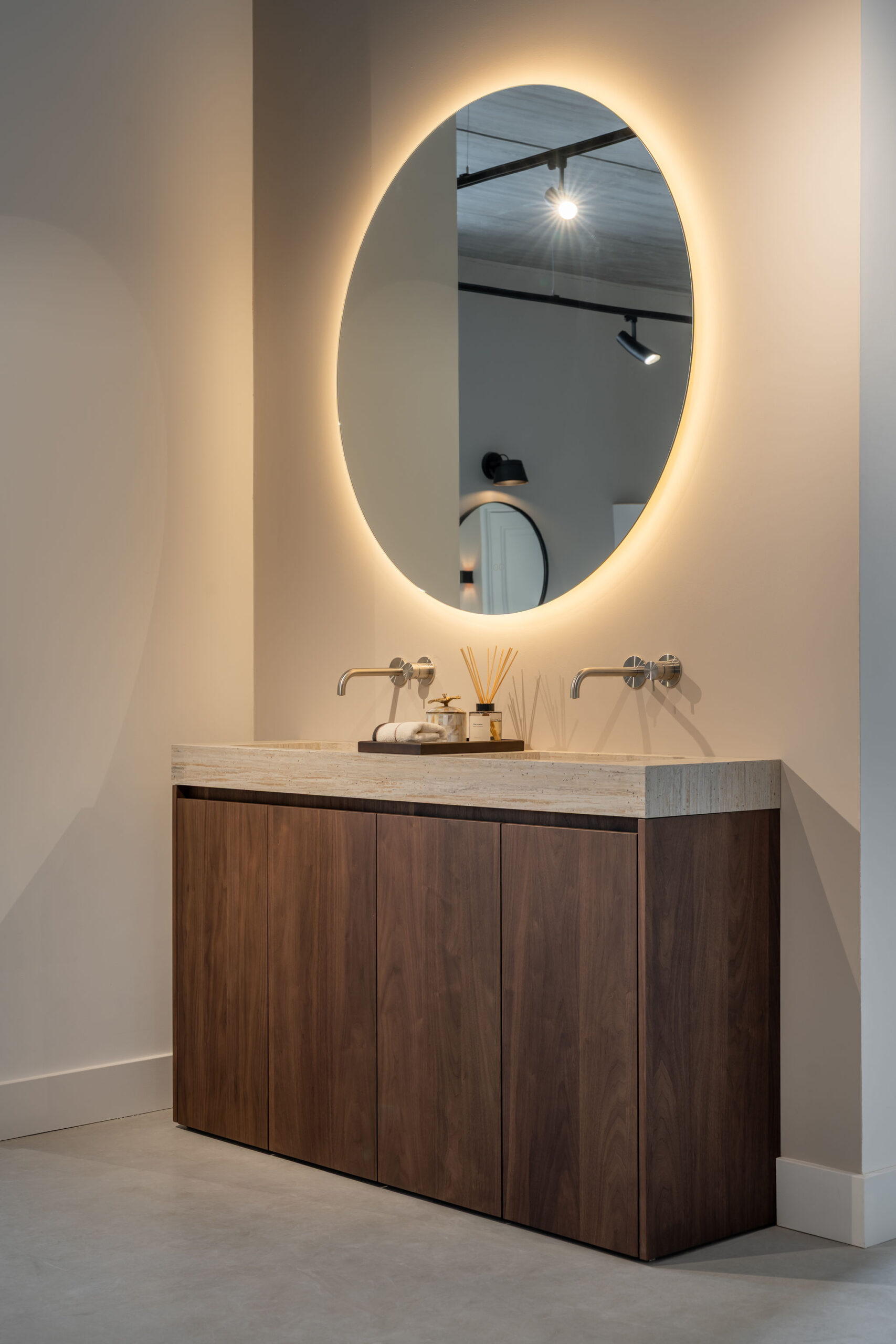 Staande badkamermeubel van notenhout