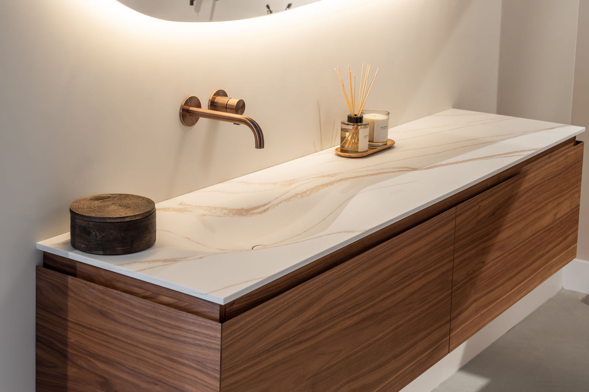 Notenhouten badkamermeubel met solid surface wastafel