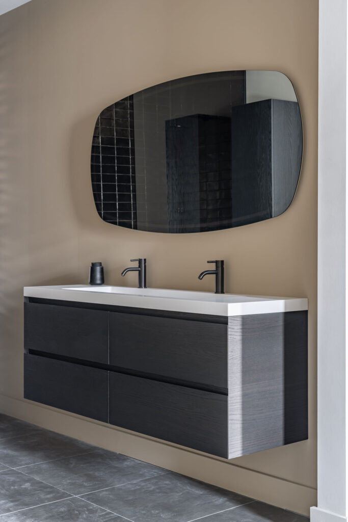 Eiken badkamermeubel 12 Luxe badkamermeubel van tiz design in zwart notenhout