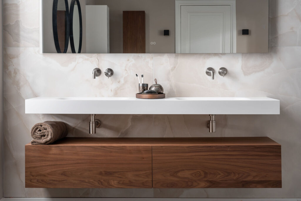 badkamermeubel van notenhout met dubbele wasbak zwevend