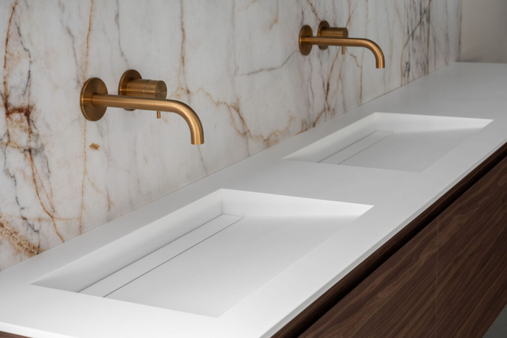Dubbele wasbak wit solid surface met aflopende goot