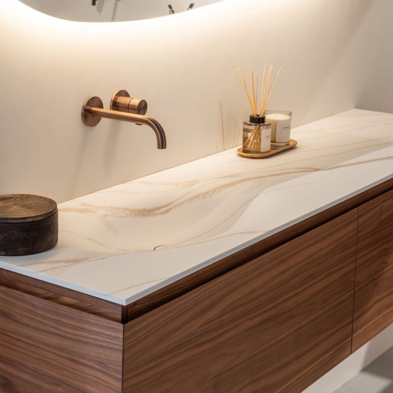 Notenhouten badkamermeubel met solid surface wastafel